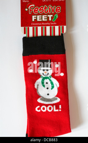 Mens festliche Füße Weihnachten Neuheit Socken - Cool Schneemann mit Hut und Sonnenbrille auf weißem Hintergrund - Neuheit Socken für Weihnachtsgeschenk Stockfoto