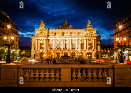 Dämmerung über Palais Garnier - Oper, Paris Frankreich Stockfoto