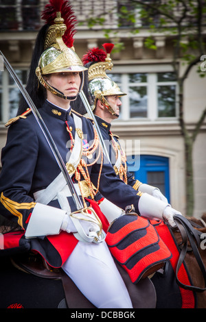 Männliche und weibliche Mitglieder der Republikanischen Garde-Kavallerie-Regiment Talfahrt Quai de Gesvres, Paris, Ile de France, Frankreich Stockfoto