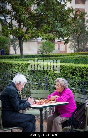 Älteres Ehepaar Schachspielen im Jardin du Luxembourg im Quartier Latin, Paris Frankreich Stockfoto