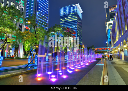 Nächtliche Brunnen in Taipei, Taiwan. Stockfoto