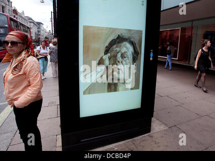 London 14.08.13: Besucher Abschnitt John Lewis Oxford Street kann man eine freie bildende Kunst-dia-Show mit freundlicher Genehmigung von der aktuellen Kunst überall-Projekt. Eine Bushaltestelle vor dem Geschäft hat eine rotierenden dia-Show von Plakaten mit so unterschiedlichen Künstlern wie Tracey Emin und Holbein der jüngere. Bildnachweis: Jeffrey Blackler/Alamy Live-Nachrichten Stockfoto