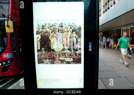 London 14.08.13: Besucher Abschnitt John Lewis Oxford Street kann man eine freie bildende Kunst-dia-Show mit freundlicher Genehmigung von der aktuellen Kunst überall-Projekt. Eine Bushaltestelle vor dem Geschäft hat eine rotierenden dia-Show von Plakaten mit so unterschiedlichen Künstlern wie Tracey Emin und Holbein der jüngere. Bildnachweis: Jeffrey Blackler/Alamy Live-Nachrichten Stockfoto