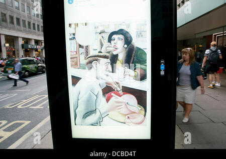 London 14.08.13: Besucher Abschnitt John Lewis Oxford Street kann man eine freie bildende Kunst-dia-Show mit freundlicher Genehmigung von der aktuellen Kunst überall-Projekt. Eine Bushaltestelle vor dem Geschäft hat eine rotierenden dia-Show von Plakaten mit so unterschiedlichen Künstlern wie Tracey Emin und Holbein der jüngere. Bildnachweis: Jeffrey Blackler/Alamy Live-Nachrichten Stockfoto