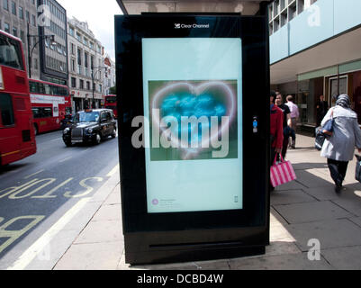 London 14.08.13: Besucher Abschnitt John Lewis Oxford Street kann man eine freie bildende Kunst-dia-Show mit freundlicher Genehmigung von der aktuellen Kunst überall-Projekt. Eine Bushaltestelle vor dem Geschäft hat eine rotierenden dia-Show von Plakaten mit so unterschiedlichen Künstlern wie Tracey Emin und Holbein der jüngere. Bildnachweis: Jeffrey Blackler/Alamy Live-Nachrichten Stockfoto