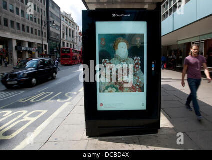 London 14.08.13: Besucher Abschnitt John Lewis Oxford Street kann man eine freie bildende Kunst-dia-Show mit freundlicher Genehmigung von der aktuellen Kunst überall-Projekt. Eine Bushaltestelle vor dem Geschäft hat eine rotierenden dia-Show von Plakaten mit so unterschiedlichen Künstlern wie Tracey Emin und Holbein der jüngere. Bildnachweis: Jeffrey Blackler/Alamy Live-Nachrichten Stockfoto