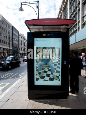 London 14.08.13: Besucher Abschnitt John Lewis Oxford Street kann man eine freie bildende Kunst-dia-Show mit freundlicher Genehmigung von der aktuellen Kunst überall-Projekt. Eine Bushaltestelle vor dem Geschäft hat eine rotierenden dia-Show von Plakaten mit so unterschiedlichen Künstlern wie Tracey Emin und Holbein der jüngere. Bildnachweis: Jeffrey Blackler/Alamy Live-Nachrichten Stockfoto