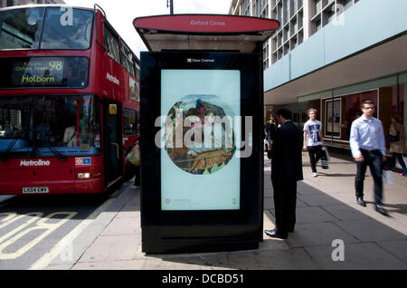 London 14.08.13: Besucher Abschnitt John Lewis Oxford Street kann man eine freie bildende Kunst-dia-Show mit freundlicher Genehmigung von der aktuellen Kunst überall-Projekt. Eine Bushaltestelle vor dem Geschäft hat eine rotierenden dia-Show von Plakaten mit so unterschiedlichen Künstlern wie Tracey Emin und Holbein der jüngere. Bildnachweis: Jeffrey Blackler/Alamy Live-Nachrichten Stockfoto