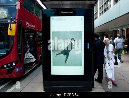 London 14.08.13: Besucher Abschnitt John Lewis Oxford Street kann man eine freie bildende Kunst-dia-Show mit freundlicher Genehmigung von der aktuellen Kunst überall-Projekt. Eine Bushaltestelle vor dem Geschäft hat eine rotierenden dia-Show von Plakaten mit so unterschiedlichen Künstlern wie Tracey Emin und Holbein der jüngere. Bildnachweis: Jeffrey Blackler/Alamy Live-Nachrichten Stockfoto