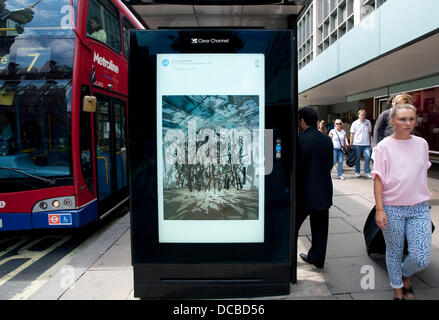 London 14.08.13: Besucher Abschnitt John Lewis Oxford Street kann man eine freie bildende Kunst-dia-Show mit freundlicher Genehmigung von der aktuellen Kunst überall-Projekt. Eine Bushaltestelle vor dem Geschäft hat eine rotierenden dia-Show von Plakaten mit so unterschiedlichen Künstlern wie Tracey Emin und Holbein der jüngere. Bildnachweis: Jeffrey Blackler/Alamy Live-Nachrichten Stockfoto