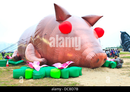 HONG KONG - 27. APRIL, Mobile m +: Inflation! "Ausstellung in der West Kowloon Cultural District in Hongkong am 27. April. Stockfoto