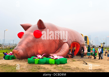 HONG KONG - 27. APRIL, Mobile m +: Inflation! "Ausstellung in der West Kowloon Cultural District in Hong Kong am 27. April 2013. Stockfoto
