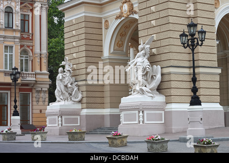Skulpturen in der Nähe des Eingangs zum Odessa Opera House. Ukraine Stockfoto
