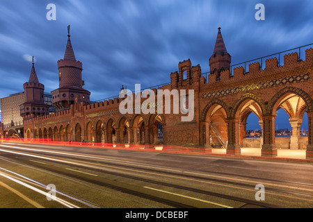 Oberbaumbrücke, Oberbaum-Brücke in der Nacht, Bezirk Friedrichshain, Berlin, Deutschland Stockfoto