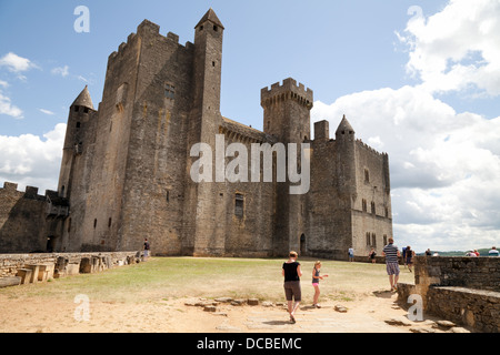 Touristen im 12. Jahrhundert mittelalterlichen Chateau de Beynac Schloss;  Beynac et Cazenac, die Dordogne Frankreich Europa Stockfoto