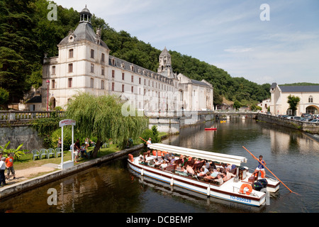 Eine touristische Bootstour auf dem Fluss Dronne Mauren im 7. Jahrhundert Benediktiner-Abtei, Brantome, Dordogne, Frankreich Europa Stockfoto