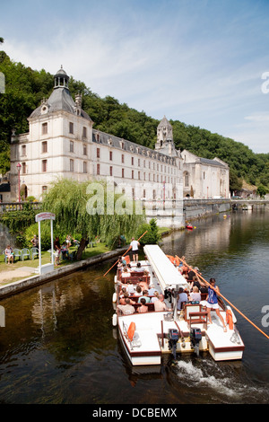 Eine touristische Bootstour auf dem Fluss Dronne Mauren im 7. Jahrhundert Benediktiner-Abtei, Brantome, Dordogne, Frankreich Europa Stockfoto