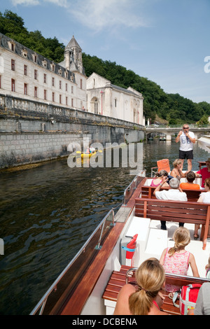 Touristen auf einem geführten Boot Reise auf dem Fluss Dronne durch die Benediktiner-Abtei, bei Brantome, Dordogne, Frankreich Europa Stockfoto