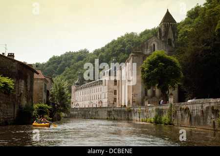 Kanufahren auf dem Fluss Dronne bei Brantome am Abend mit dem 8. Jahrhundert Benediktiner Brantome Abbey, Dordogne, Frankreich Stockfoto