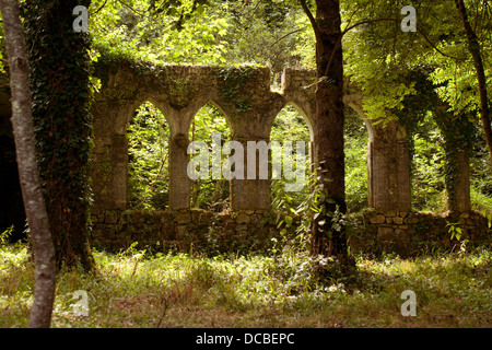 Römische Ruinen in einem Wald in der Nähe von Brantome, Dordogne, Frankreich Stockfoto