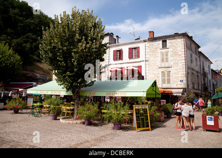 Blick auf die Straße und Café, französische der mittelalterlichen Dorf Brantome, Perigord, Dordogne, Frankreich, Europa Stockfoto