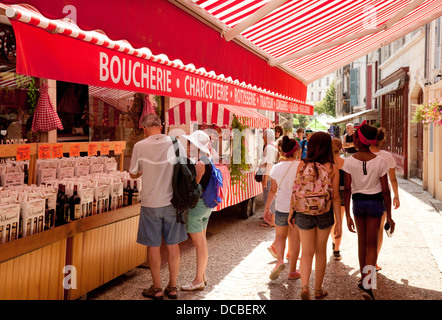 Menschen beim Einkaufen in einem Straßenmarkt, das französische Dorf von Brantome, Perigord, Dordogne, Frankreich Stockfoto