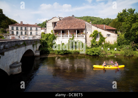 Kanus auf dem Fluss Dronne bei Brantome, Dordogne, Frankreich Europa Stockfoto