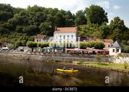 Kanus auf dem Fluss Dronne bei Brantome, Dordogne, Frankreich Europa Stockfoto