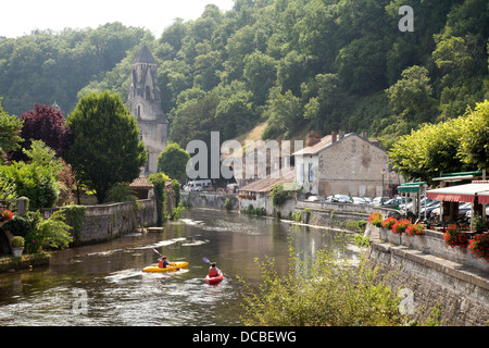 Kanufahren auf dem Fluss Dronne bei Brantome am Abend mit dem 8. Jahrhundert Benediktiner Brantome Abbey, Dordogne, Frankreich Stockfoto