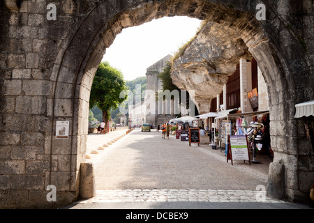 Blick auf die Straße durch einen Bogen, französische Dorf Brantome, Perigord, Dordogne, Frankreich, Europa Stockfoto