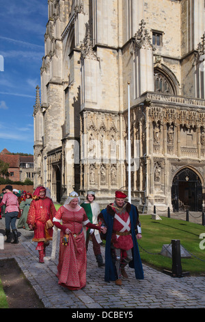 Leute in historischer Kleidung außerhalb Kathedrale von Canterbury, Kent Stockfoto