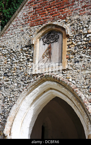 Eine Sonnenuhr über dem Südportal Eingang, Kirche St. Johann Baptist am Alderford, Norfolk, England, Vereinigtes Königreich. Stockfoto