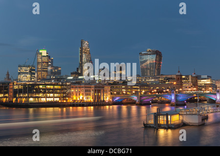 Nachtansicht der City of London, Blick vom Südufer, London, Stockfoto
