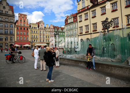 Brunnen am wichtigsten Platz Rynek, Wroclaw, Niederschlesien, Polen, Europa Stockfoto