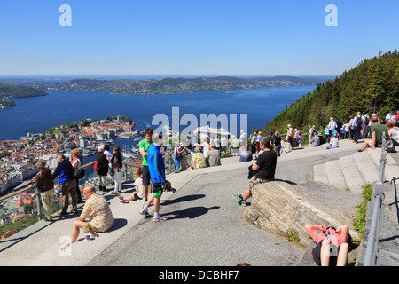 Touristen mit Blick auf die Stadt und die Küste bei beschäftigt Veranschaulichung am Berg Floyen, Bergen, Hordaland, Norwegen, Skandinavien, Europa Stockfoto