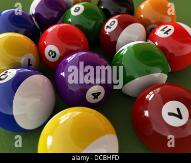 Gruppe von Billard-Kugeln mit Zahlen auf grüner Teppich Tisch. Nahaufnahme. Stockfoto