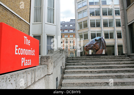 Bronze Pferdekopf vom Bildhauer Nic Fiddian-Green in England Ökonom Plaza, 25 St. James Street, London SW1. Stockfoto
