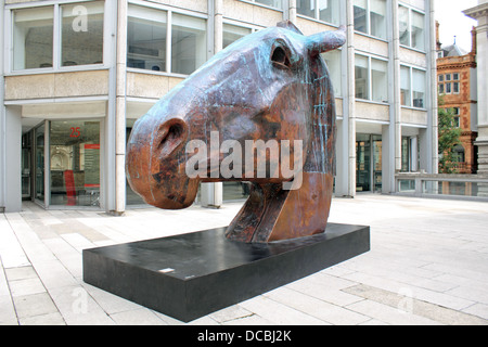 Bronze Pferdekopf vom Bildhauer Nic Fiddian-Green in England Ökonom Plaza, 25 St. James Street, London SW1. Stockfoto