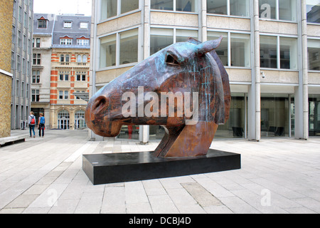 Bronze Pferdekopf vom Bildhauer Nic Fiddian-Green in England Ökonom Plaza, 25 St. James Street, London SW1. Stockfoto