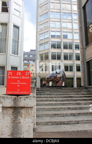 Bronze Pferdekopf vom Bildhauer Nic Fiddian-Green in England Ökonom Plaza, 25 St. James Street, London SW1. Stockfoto