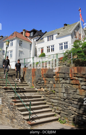 Gasse mit Schritten und hölzerne Häuser an einem steilen Hang des Mount Floyen in Bergen, Hordaland, Norwegen, Skandinavien Stockfoto