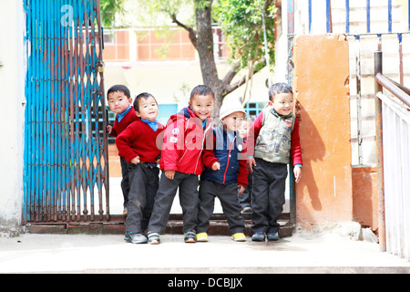 Tibet Kinder tibetischer Flüchtlinge posieren für die Kamera in Mcleod Ganj, Indien, die im Exil lebenden Heimat des Dalai Lama. Stockfoto