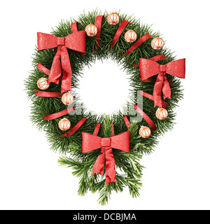 Weihnachten und Silvester Dekoration, durch kreisförmige Tannenzweig, Bänder und Kugeln gemacht. Clipping-Pfad enthalten. Stockfoto