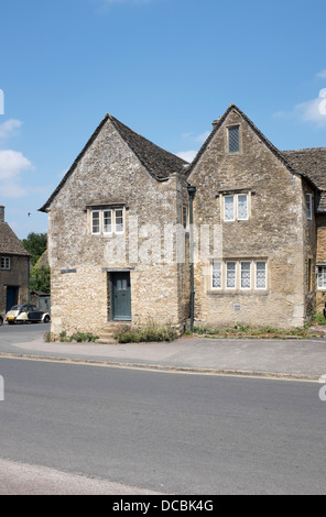 Haustür mit Schritte Lacock Dorf Stockfoto