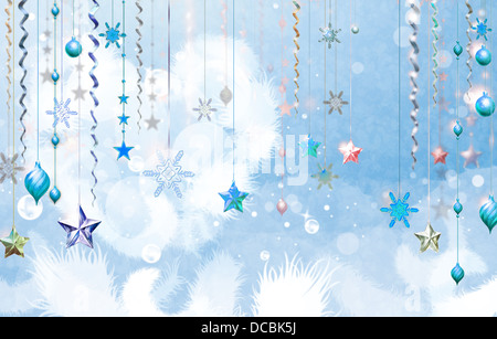 Weihnachten abstrakten Hintergrund mit verschiedenen Dekorationen hängen nach unten im Vordergrund. Dominierende Farbe hellblau. Einige Platz für text Stockfoto