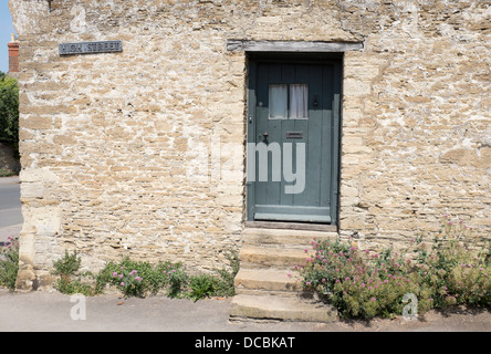 Haustür mit Schritte Lacock Dorf Stockfoto