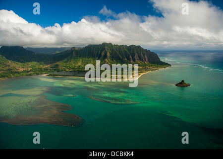 Luftaufnahme der Kaneohe Bay, Mokolii Island, Kualoa, Koolau Berge mit Blick nach Norden Stockfoto