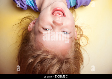 Kleines Mädchen Kopf vor gelbem Hintergrund Stockfoto