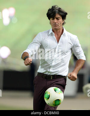 Kaiserslautern, Deutschland. 14. August 2013. Deutschlands Trainer Joachim Loew reagiert während der internationalen Freundschaftsspiel zwischen Deutschland Vs Paraguay im Fritz-Walter-Stadion in Kaiserslautern, Deutschland, 14. August 2013. Foto: Boris Roessler/Dpa/Alamy Live News © Dpa picture-Alliance/Alamy Live News Stockfoto