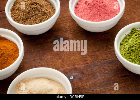 Superfrucht und Blatt Pulver in kleine Keramikschalen mit textfreiraum - Baobab, Noni, Yumberry, Moringa, Mangostan Stockfoto